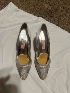 Designer Collections by Jarolini silver satin and rhinestone heels